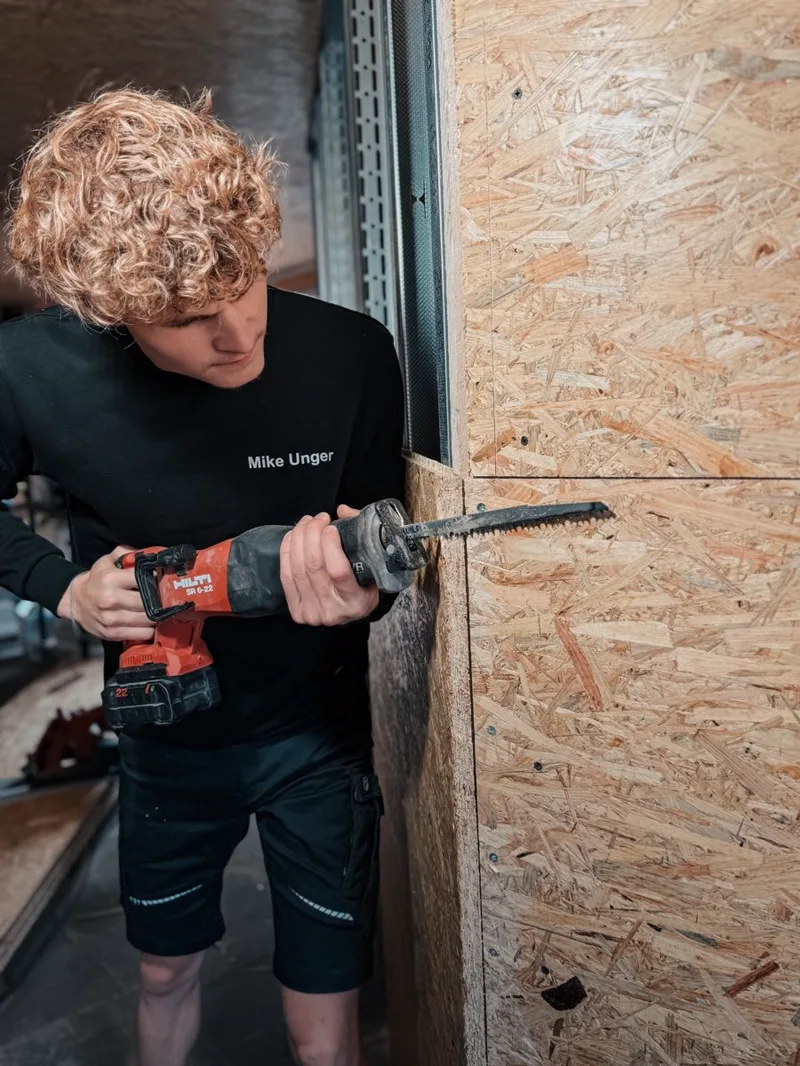 Mike Unger beim Schreiner-Projekt mit der Säbelsäge