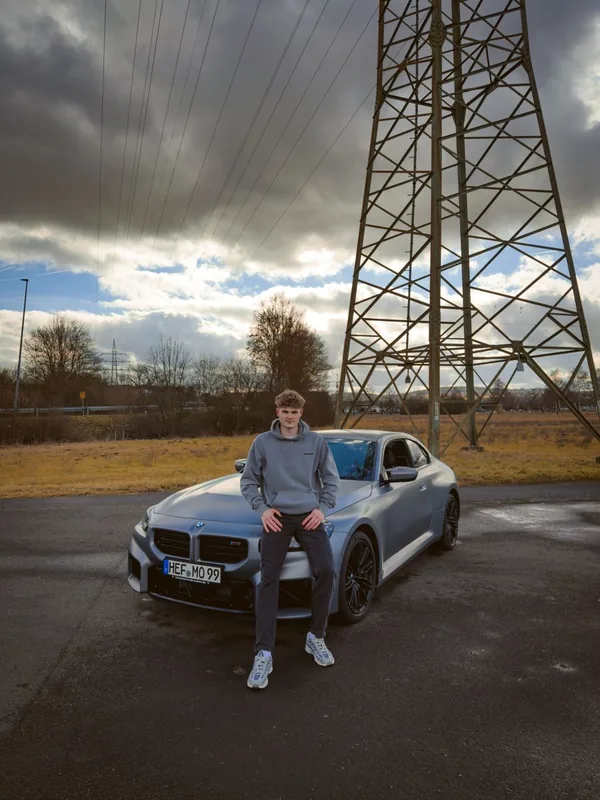 Mike mit seinem BMW am Strommast