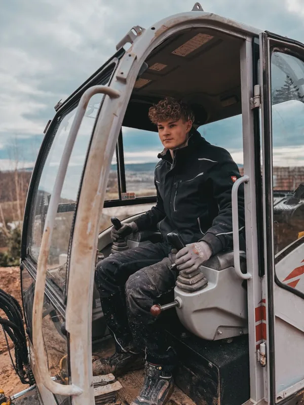 Mike in der Baggerkabine auf seiner Baustelle