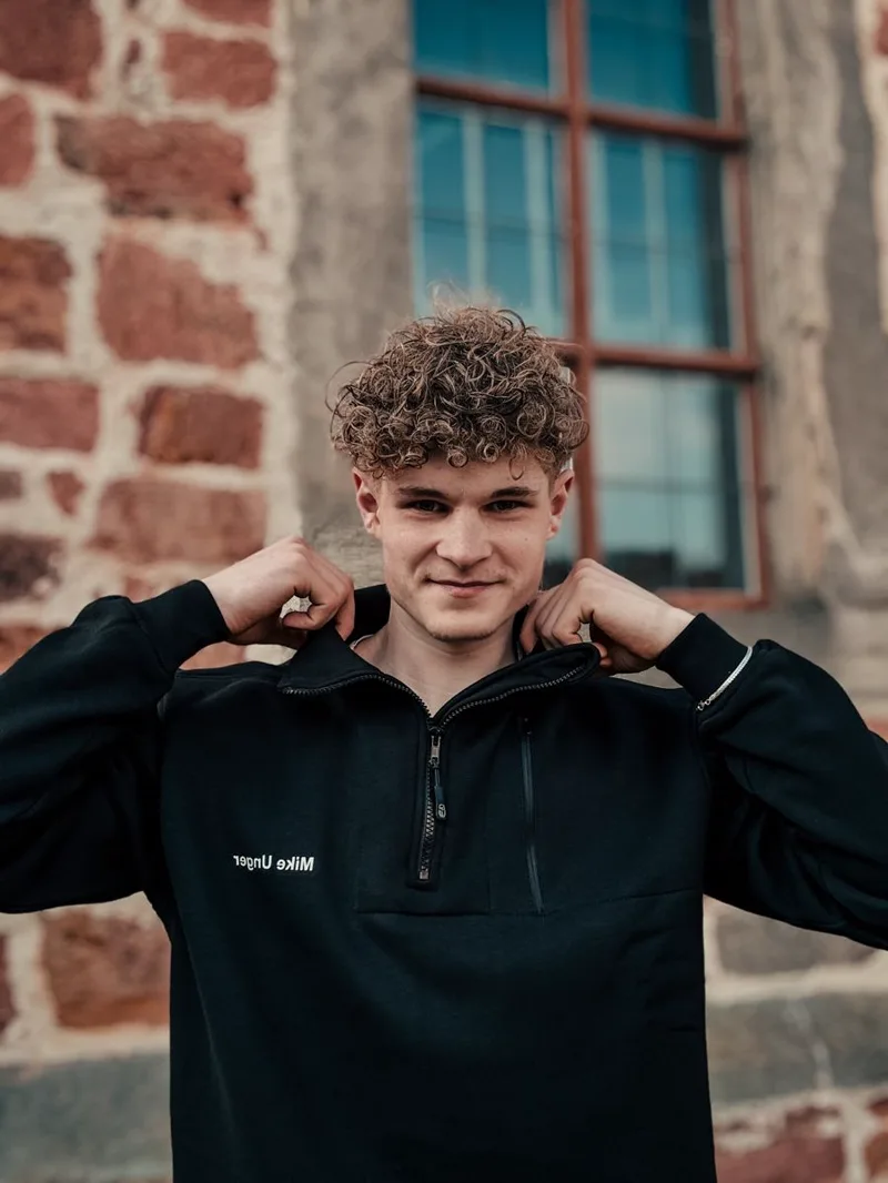 Mike Unger vor einem Altbau