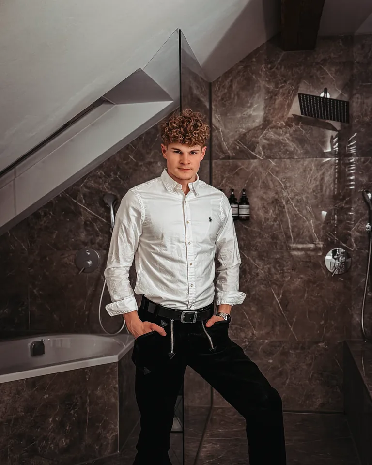 Mike Unger in einem modern sanierten Badezimmer