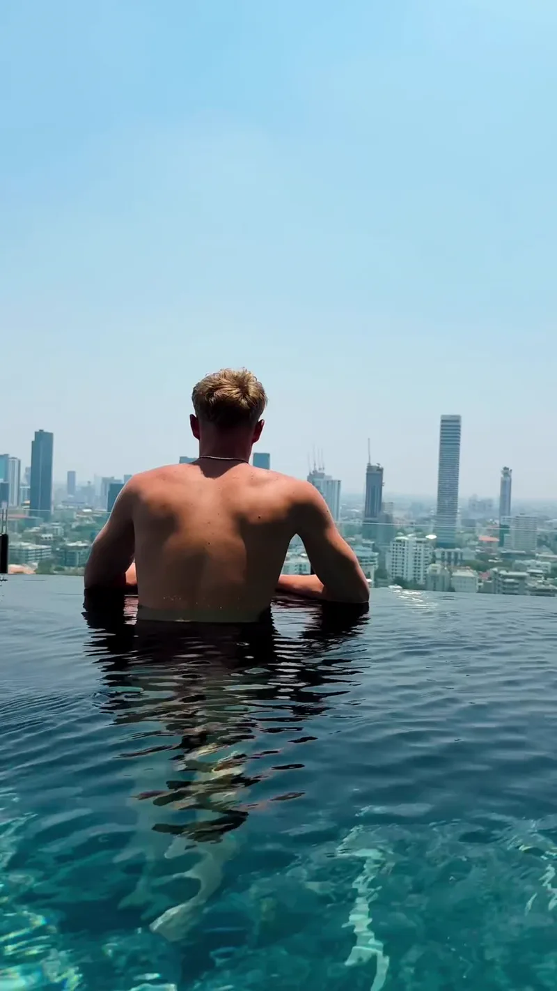 Mike am Pool über der Stadt
