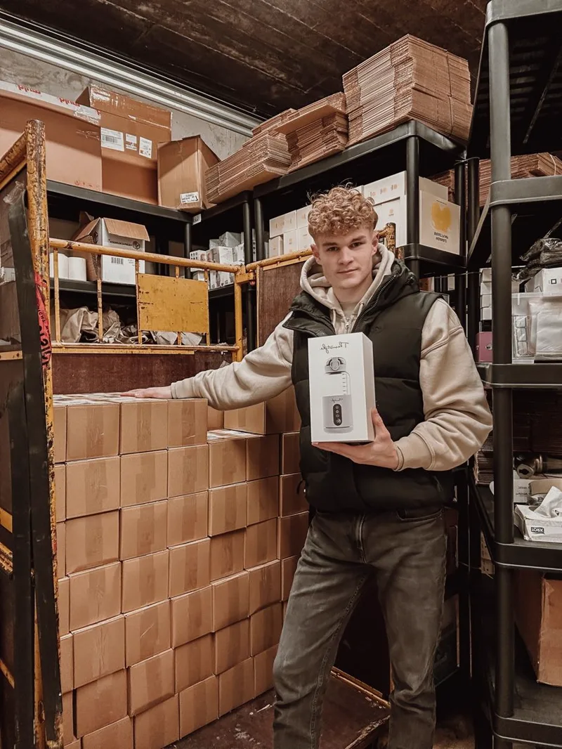 Mike Unger im Lager seines Online-Shops