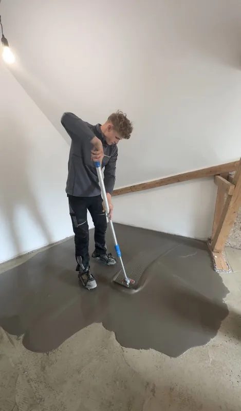 Mike beim Verteilen von Ausgleichsmasse