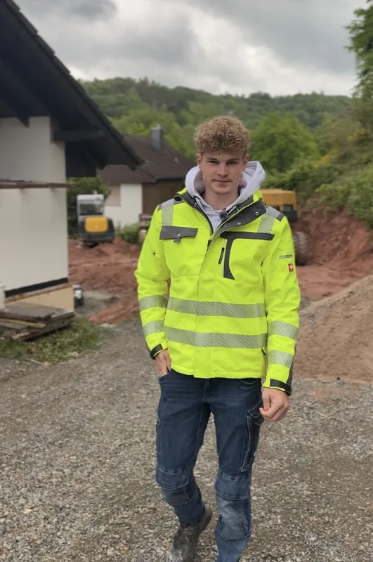 Mike Unger in Warnjacke auf einer Baustelle