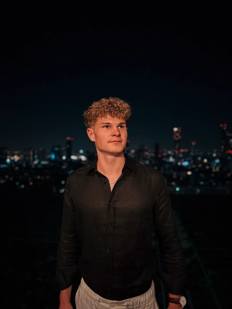Mike vor der Skyline bei Nacht