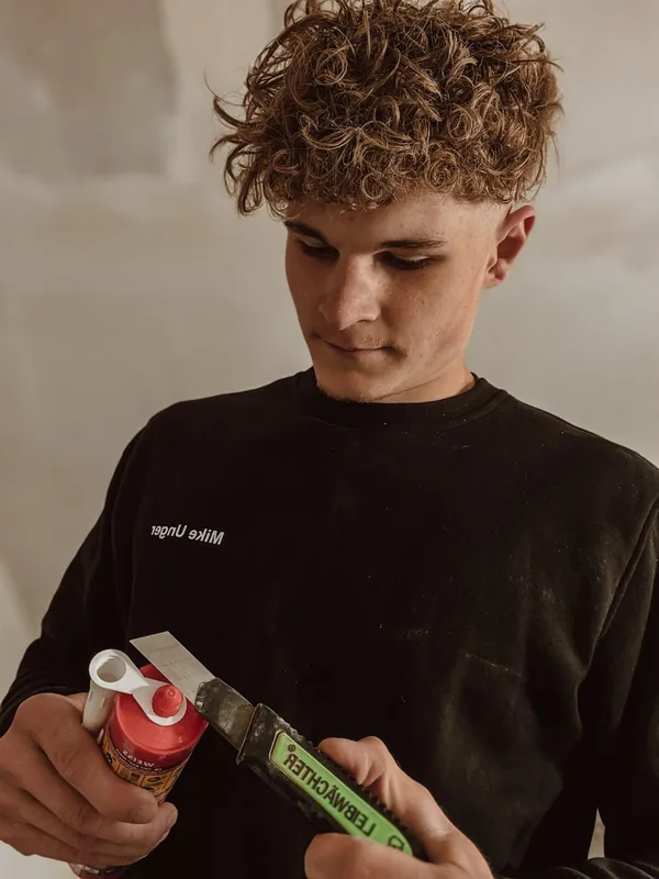 Mike beim Öffnen einer Kartusche