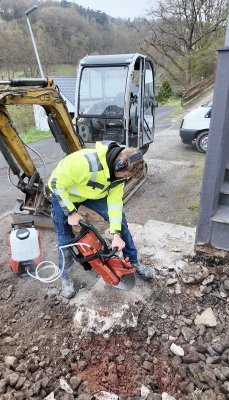 Mike mit Trennschleifer auf der Baustelle