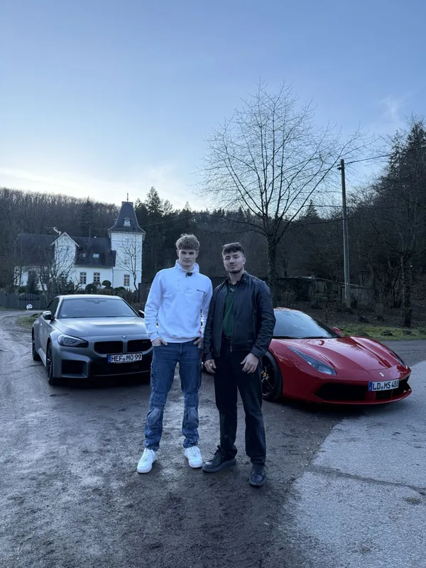 Mike und ein Freund mit BMW und Ferrari