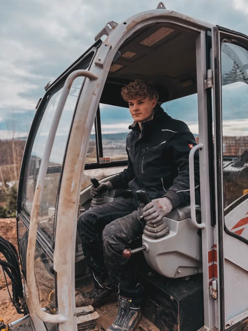 Mike auf dem Bagger