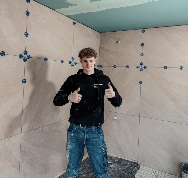 Mike Unger beim Fliesen im Bad